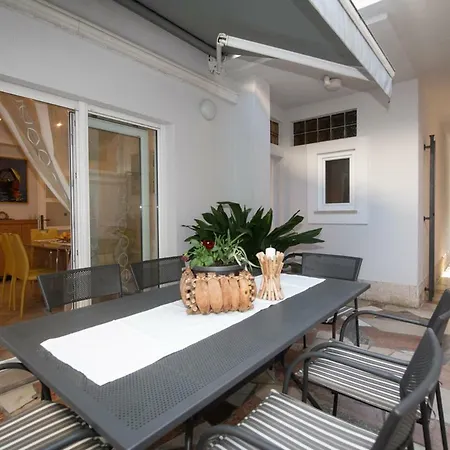 Tomic Mia Near The Sea Apartament